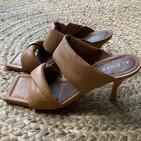 Alohas Twist Strap Camel - Picture 1 of 7